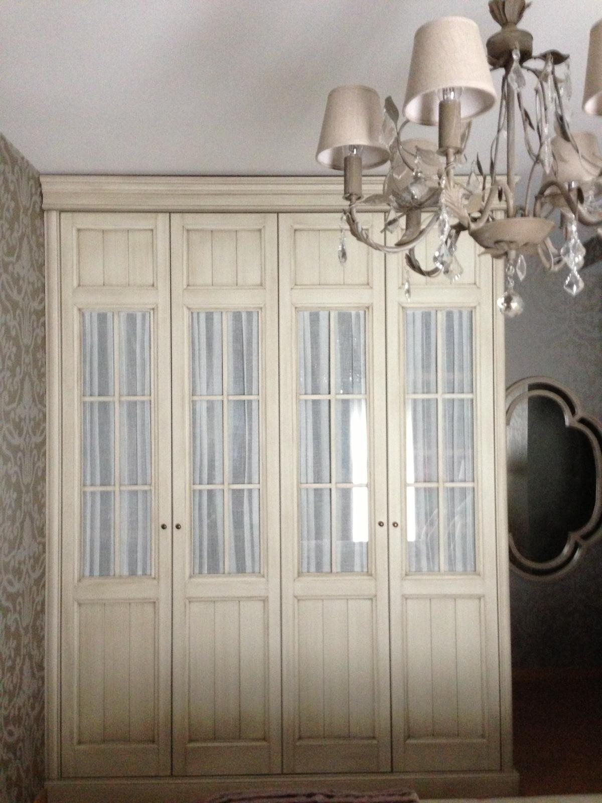 Armario de frentes acristalados. Composición de puertas con cristales y detalles decorativos.