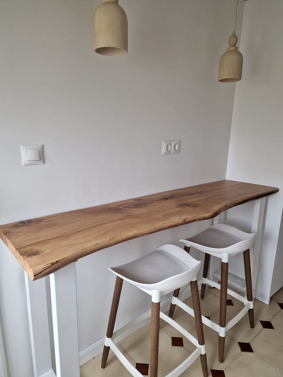 Barra junto a la pared. Superficie de madera para una zona de estar o comedor.
