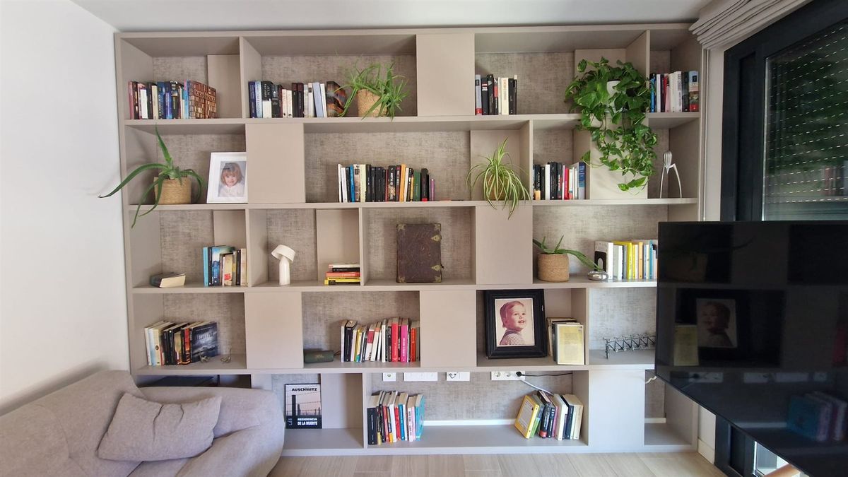 Biblioteca de salón. Estanterías y almacenaje para libros y objetos.