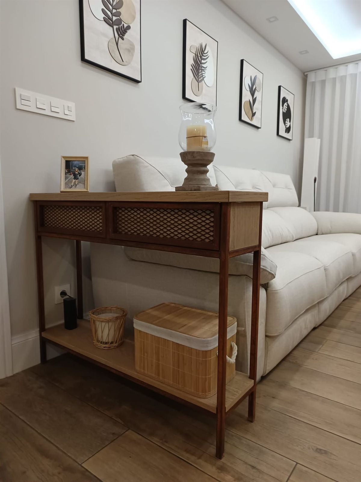 Consola para la entrada. Mueble auxiliar de entrada con balda inferior.