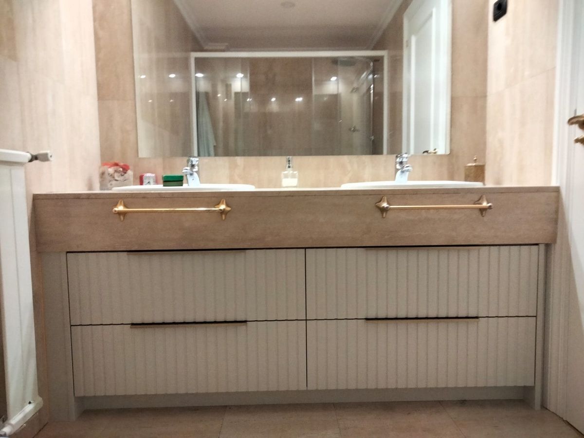 Mueble de baño con frentes acanalados. Mueble bajo lavabo con cajones y detalle de frentes.