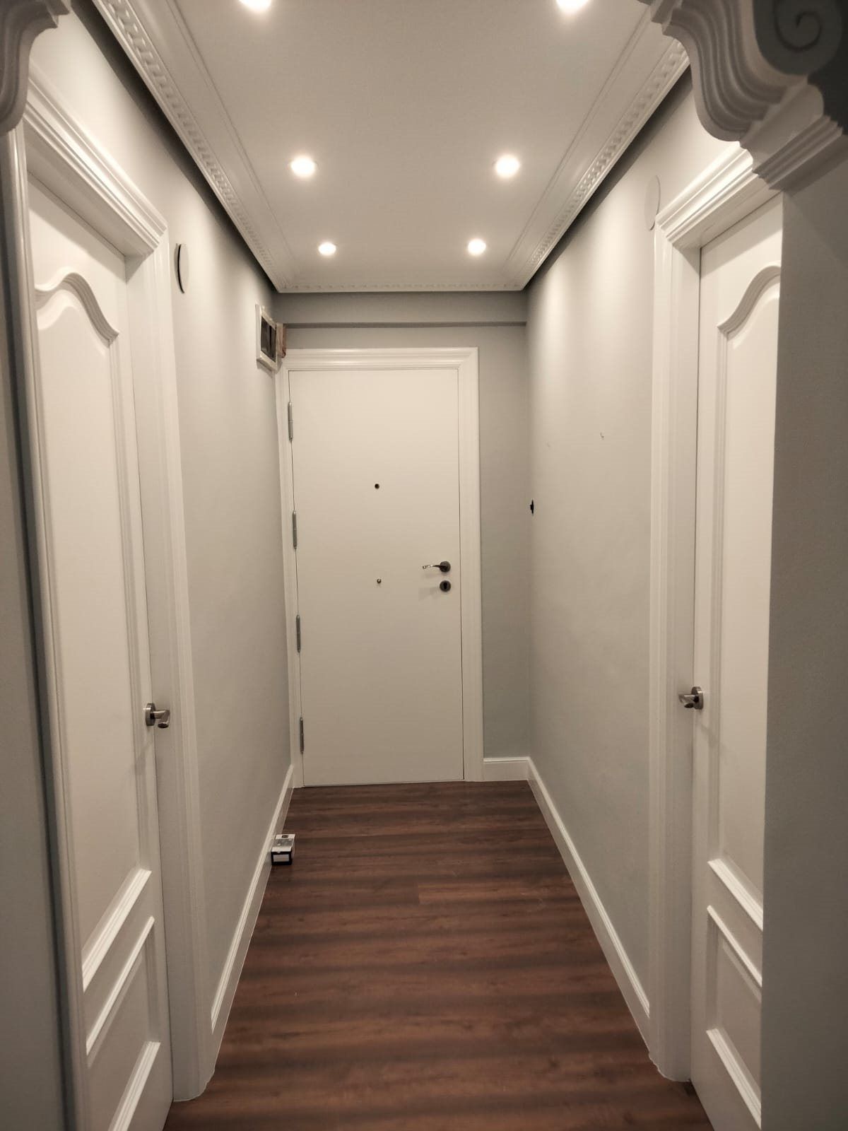 Conjunto de puertas interiores. Puertas de paso y remates en una zona de distribución.