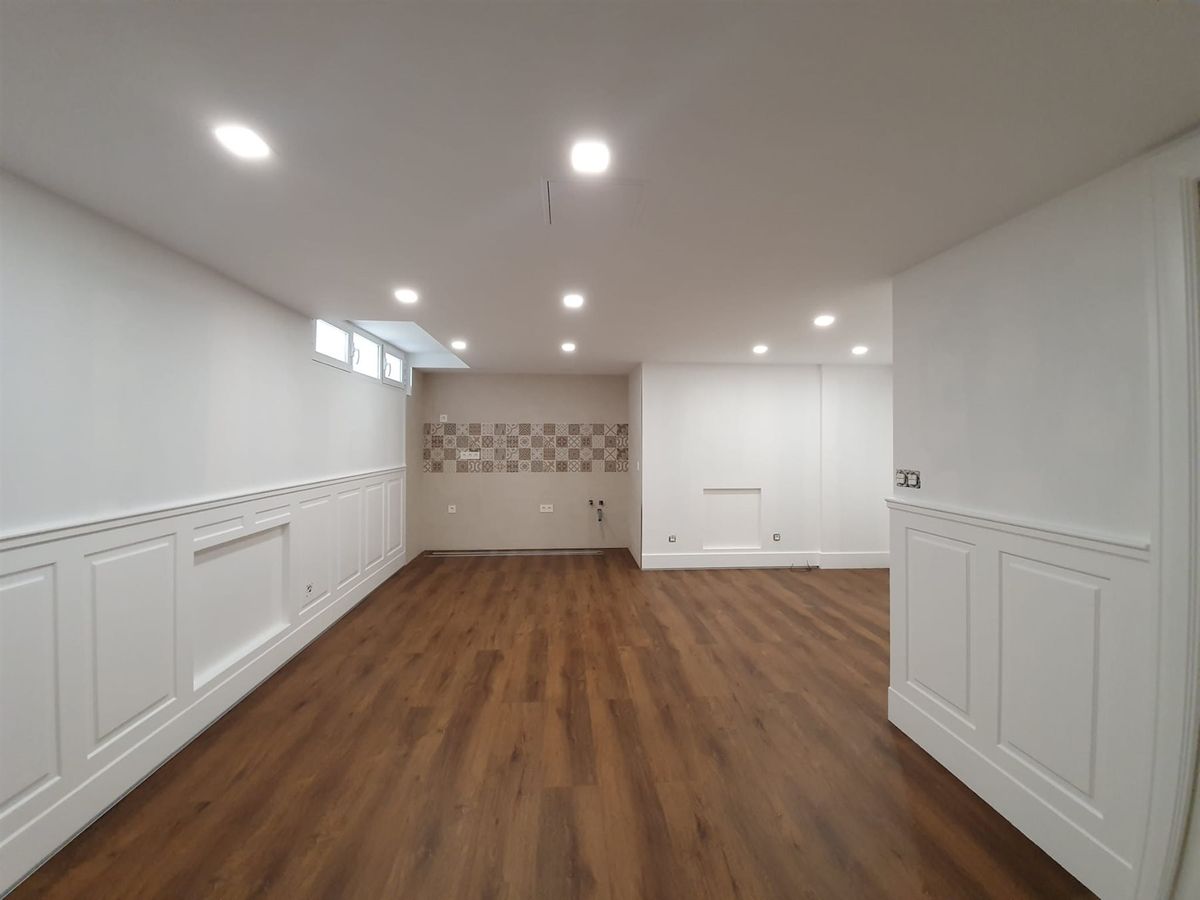 Revestimiento de pared con molduras. Panelado de pared en acabado claro.