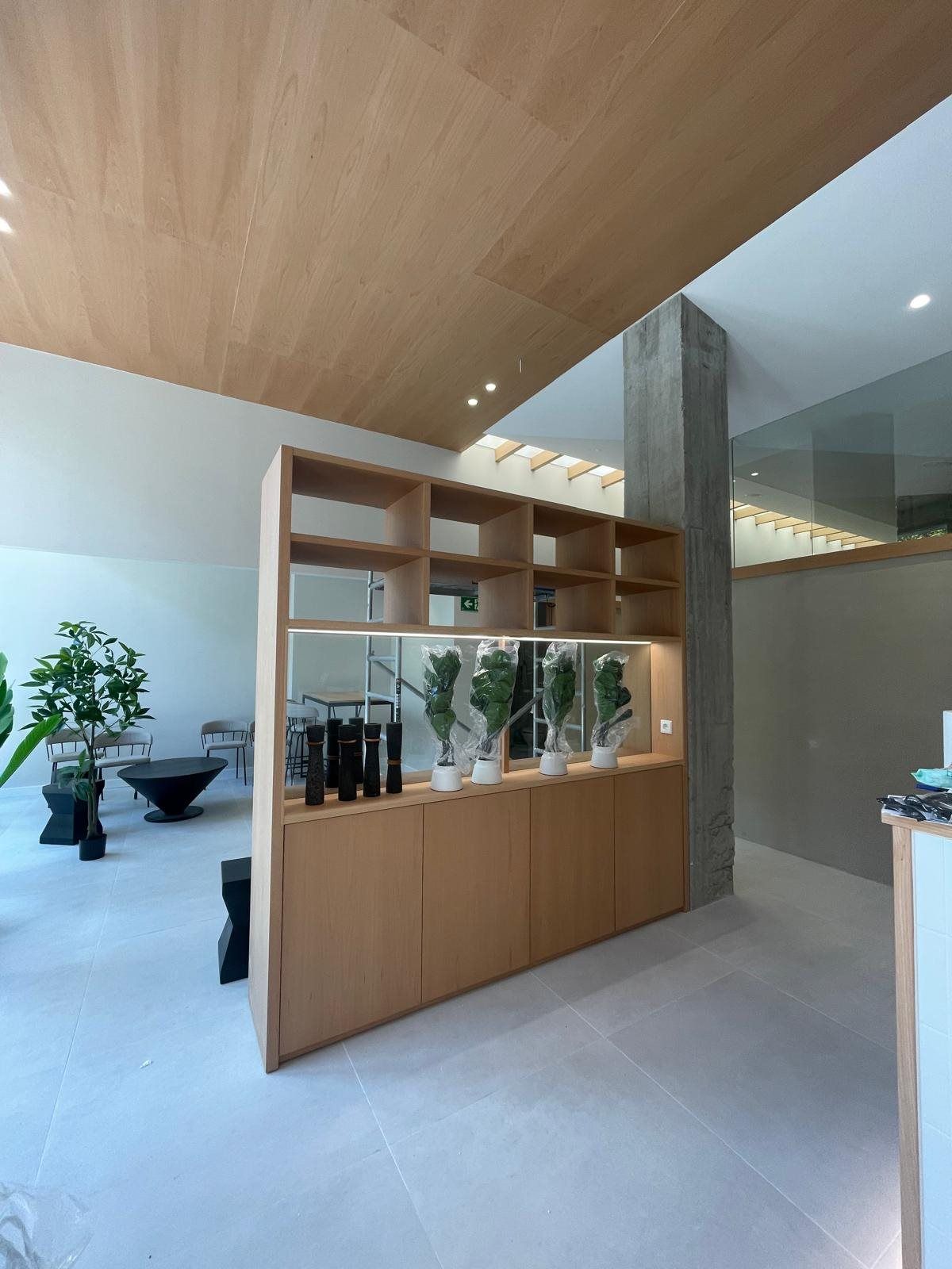 Separador de ambientes. Elemento de madera integrado en la distribución interior.
