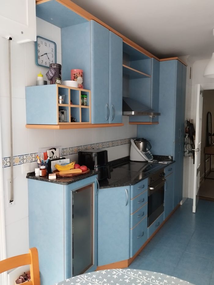 Înainte: zona de gătit cu mobilier albastru.